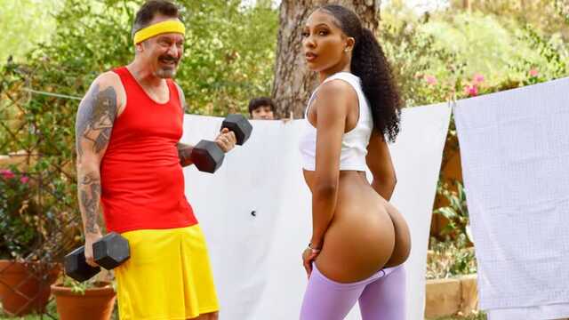 Mulatka usiadła na twardym kutasie sąsiada zamiast piłki fitness