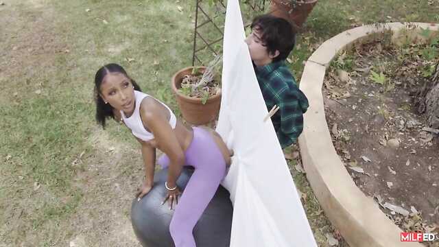 Mulatka usiadła na twardym kutasie sąsiada zamiast piłki fitness