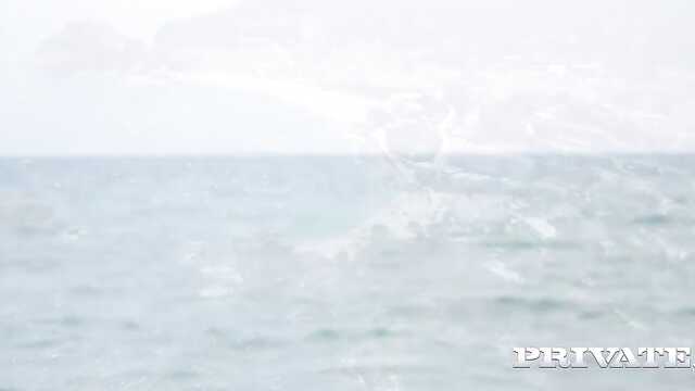 Brunetka delikatnie jęczy z łysym kochankiem