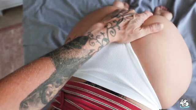Wytatuowany laska pieprzy się prosto w majtkach