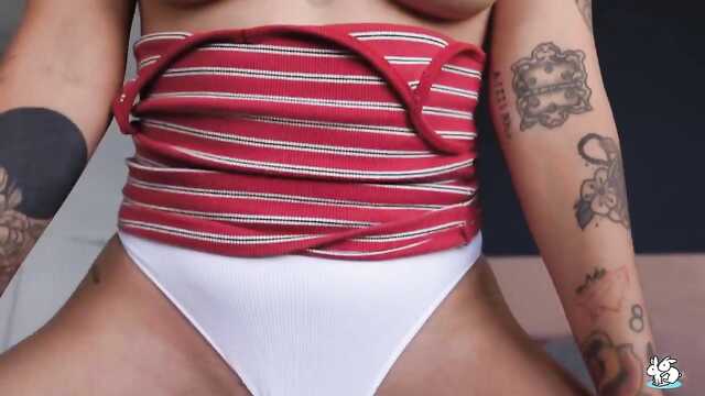 Wytatuowany laska pieprzy się prosto w majtkach