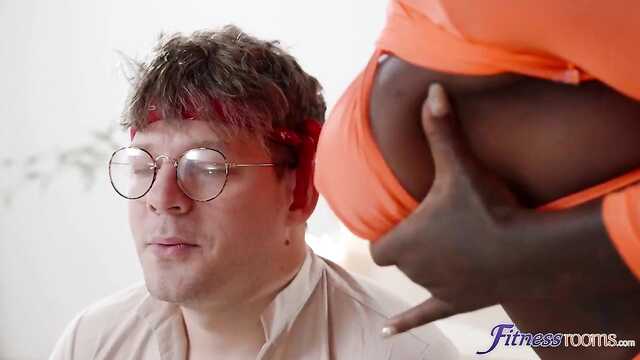 Очкастый гуру помогает негритянке постичь дзен