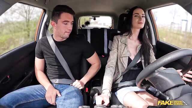 Długonoga mamuśki pieprzy się z instruktorem dla praw