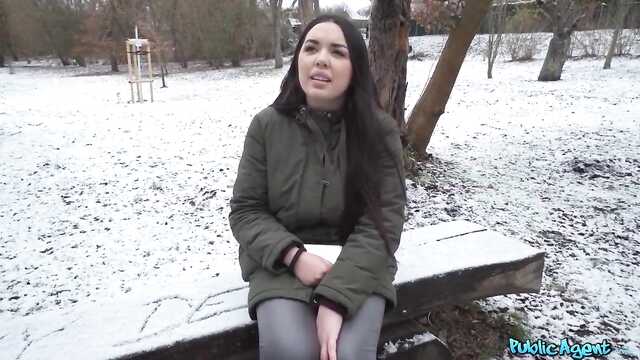Ұзын шашты қыз сорады пикаперу жертөледе