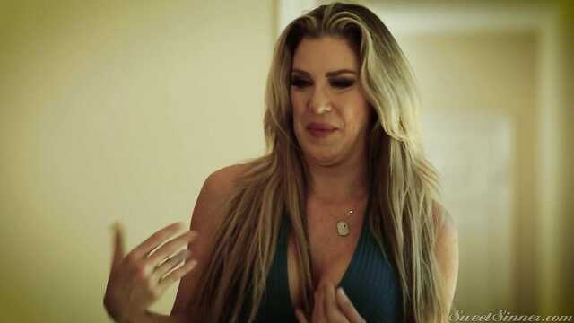 Busty żona rozłożyła nogi przed przyjacielem