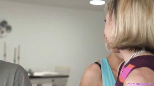 Зрелки соблазнили двух молодых олухов