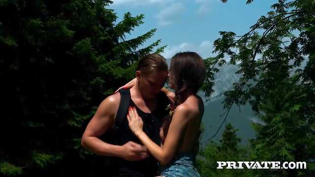 Piękny wiejski seks na trawniku za chatą