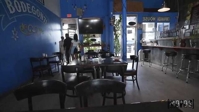 Официантка дегустирует член посетителя