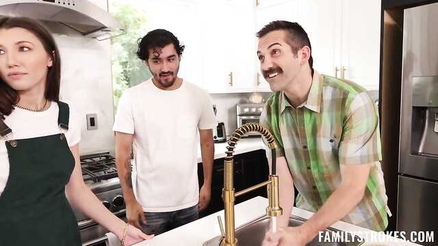 Зрелая жена трахается с молодым, а муж с молодой