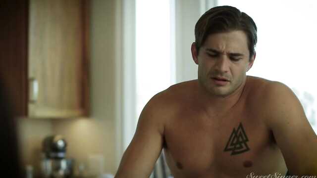 Красивая брюнетка с интимной стрижкой балдеет от куни