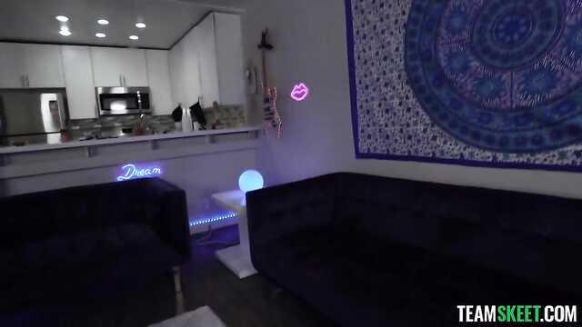 Tief blowjob Brünette hat einen Kerl zum sex aufgeheizt