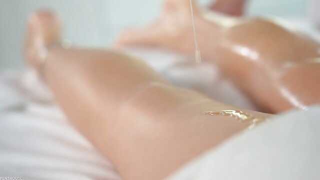 Długonoga Coquette relaksuje się z masażystą