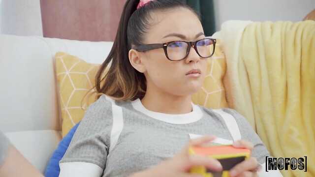 Азиатка с очками: бешеный удовольствие из пилотки