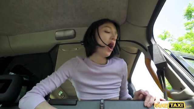 Щуплая студентка ебется с водителем в такси