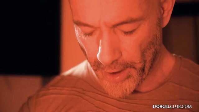 Беспристрастно входящий в пышную попку небритый мужик.