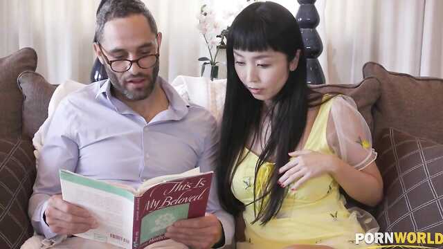 Азиатка: Возбудительный представление перед сексом.