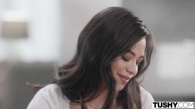 Dorosły facet spuścił w tyłek młodej Latynoski