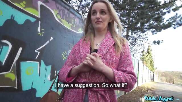 Blonde assis sur une grosse bite pour de l'argent