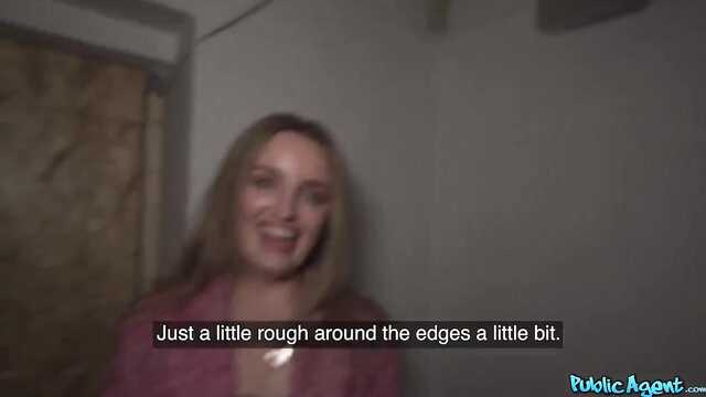 Blonde assis sur une grosse bite pour de l'argent