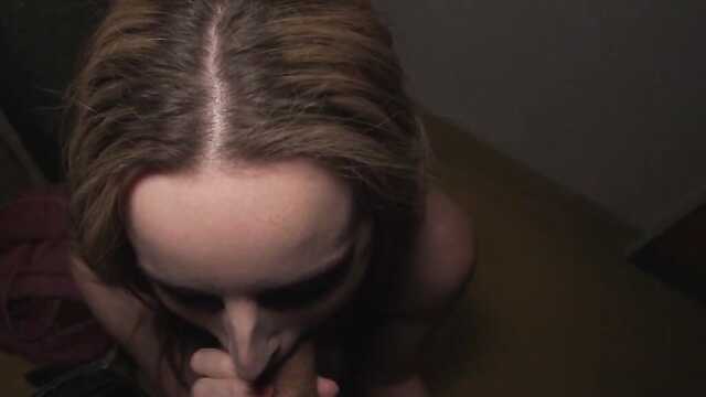 Blonde assis sur une grosse bite pour de l'argent