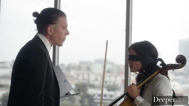 Ыстық секс үшін музыкантша жақсы ойнады