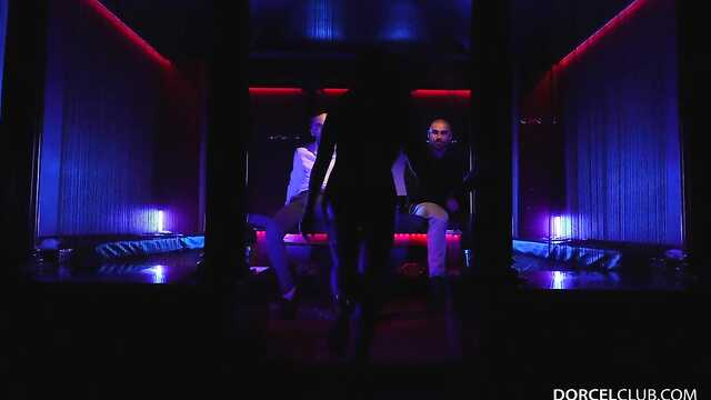 Жена дает мужу и его озабоченным друганам