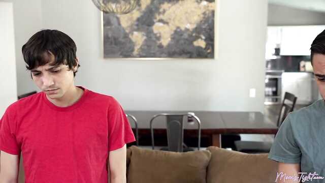 Групповой секс милфы с девственниками