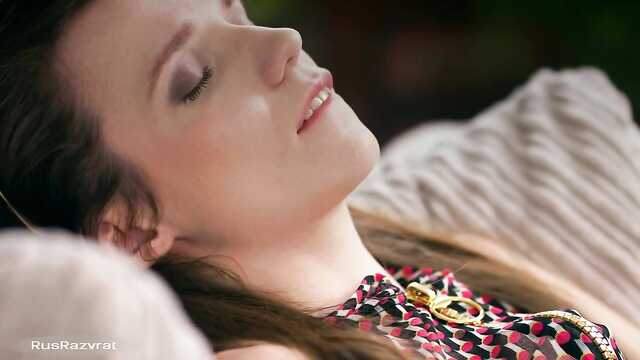 Neli wali konia na kanapie, nie zdejmując sandałów