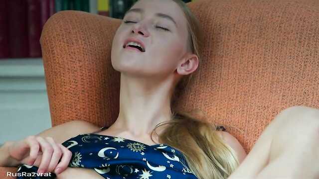 Intensywne Solo Walenie konia od domowej chudej dziewczyny