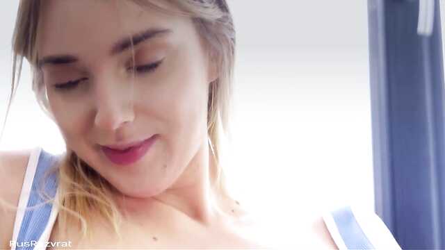 Утренняя мастурбация у большого окна.