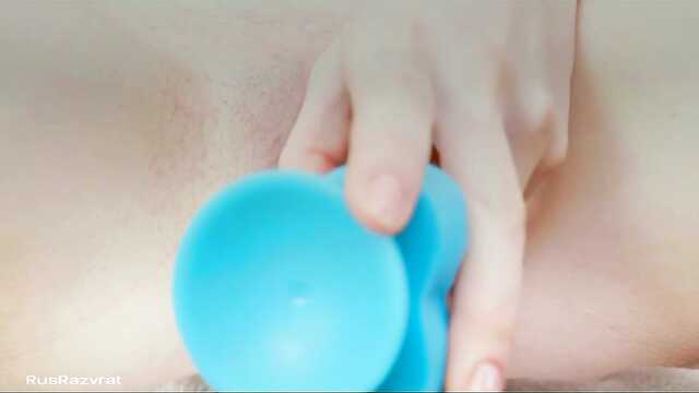 Delikatna lalka bawi się z Niebieskim Dildo