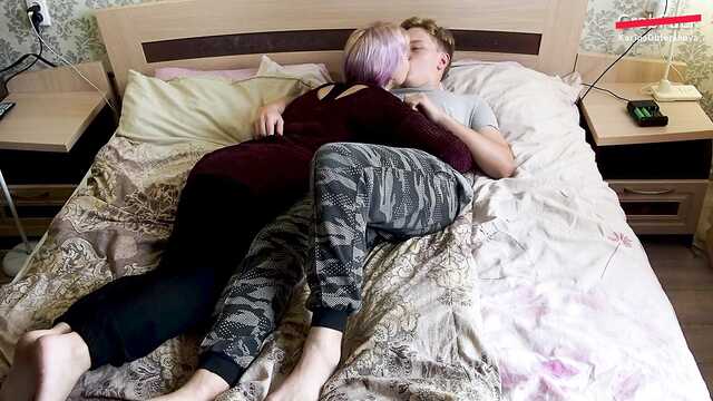 Dzieciak rzuca się w kompa dla namiętnego seksu