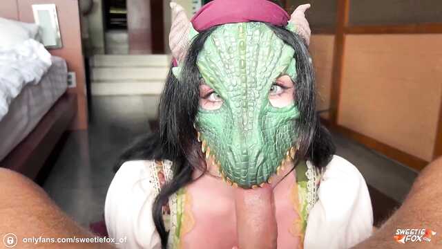 Делает минет и ебется в странной маске