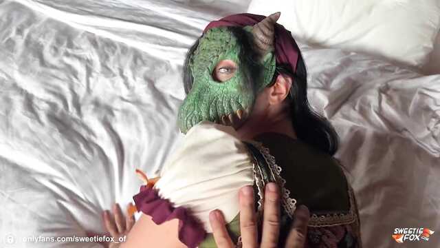 Делает минет и ебется в странной маске