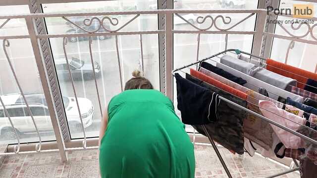 Предложил горячей мачехе секс на балконе