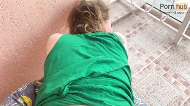 Предложил горячей мачехе секс на балконе