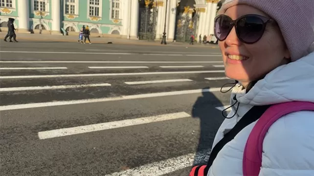 Қалада серуендегеннен кейін жалқау әйелін қуырады