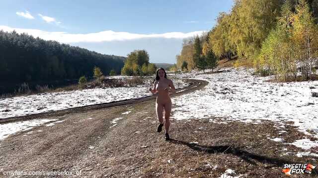 Носится по морозному лесу голая и ебется в рот с мандою