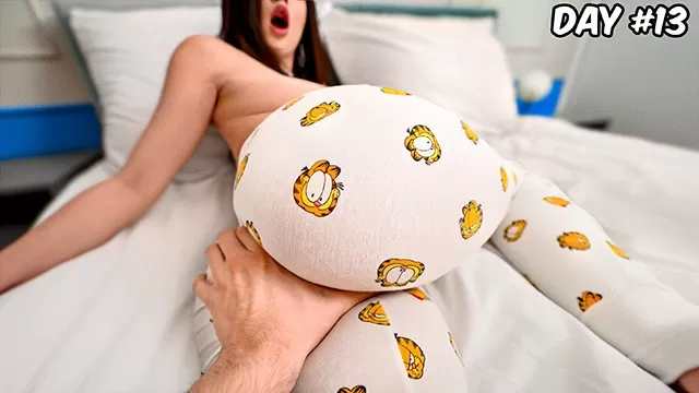 Жас жігіт желіде жетілген әйелмен жыныстық қатынасқа түседі.