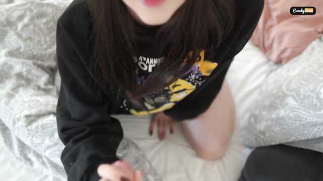 Sperma spływa z cipki po porannym seksie