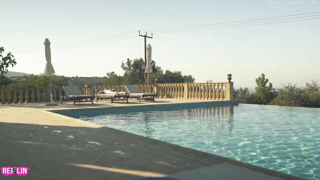 Webmodel pieprzy się z khakhalem przy basenie