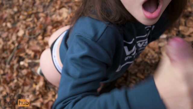 Сладко сосет член и глотает сперму в осеннем лесу