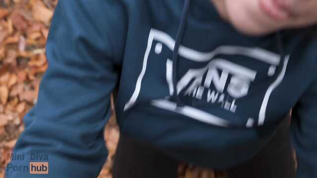 Сладко сосет член и глотает сперму в осеннем лесу