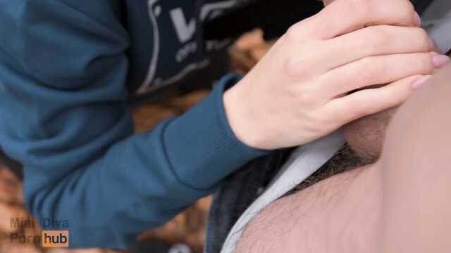 Сладко сосет член и глотает сперму в осеннем лесу