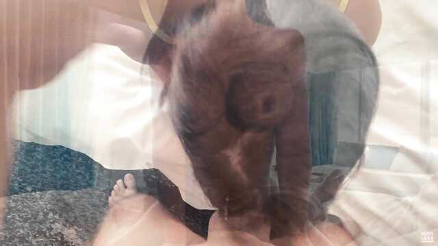 Brunetka z eleganckim ciałem oddaje się dopochwowo