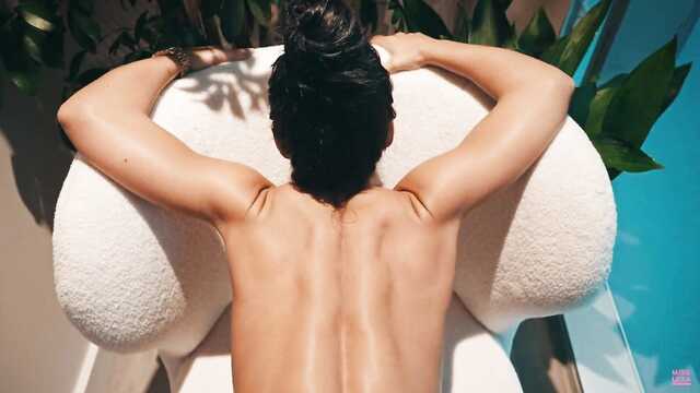 Aktywny seks z brunetką z jędrnymi cyckami