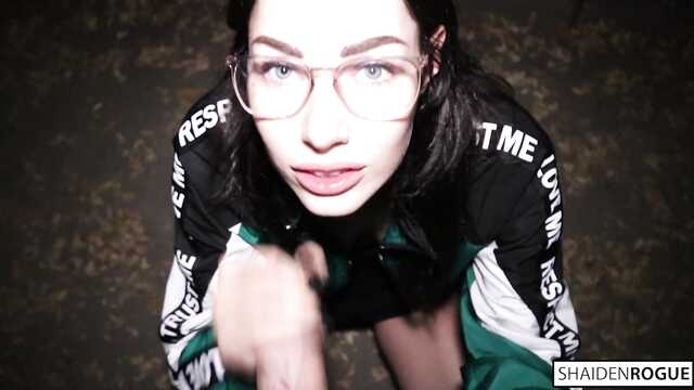 Sex oralny w przymierzalni, na ulicy i głupio w toalecie