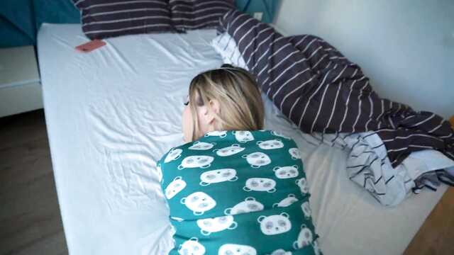 Baixou as calças de pijama e entregou-se à paixão.