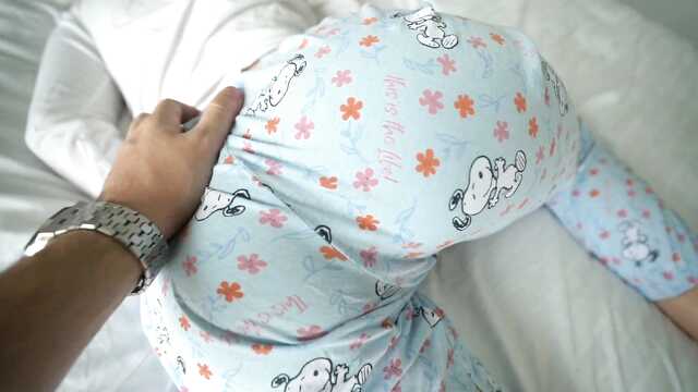 Meia-irmã não tem vergonha de foder com o irmão na xixi e boca