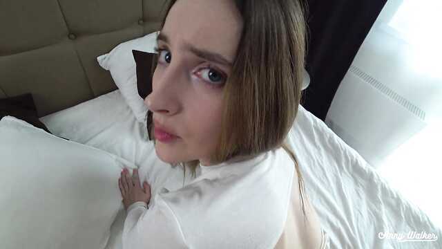 Ich habe den Arsch mit einer vollbusigen massiert, bevor ich sie gepflanzt habe